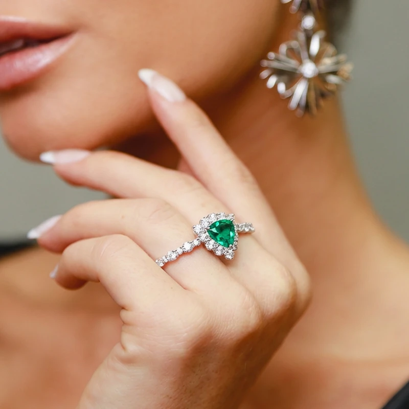 Anel Duplo Triângulo de Esmeralda em Ouro Branco 18k com Diamantes - Detalhe