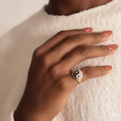 Anel Equilíbrio Noir Yin Yang em Ouro Amarelo 18k com Diamantes Brancos e Negros - Aplicada