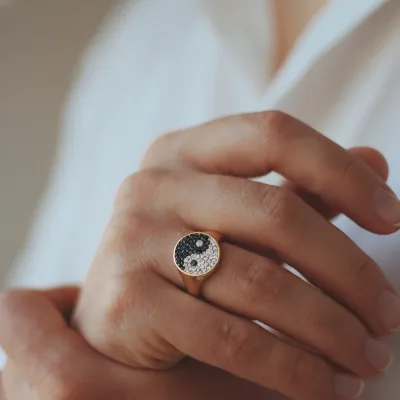 Anel Equilíbrio Noir Yin Yang em Ouro Amarelo 18k com Diamantes Brancos e Negros - Detalhe