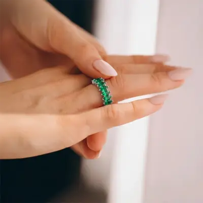 Anel Navete Folhas de Esmeraldas em Ouro Branco 18k - Aplicada