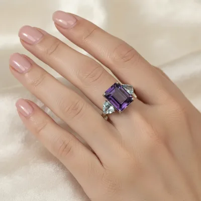 Anel Três Pedras Ametista e Topázios Azuis em Ouro Branco 18k - Detalhe