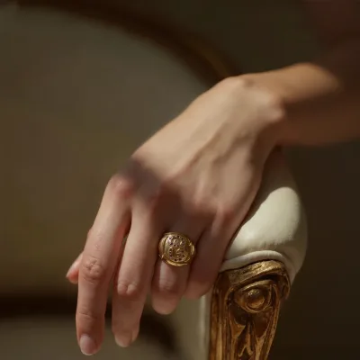 Anel Bouchon Rubis em Ouro Amarelo 18k - Detalhe