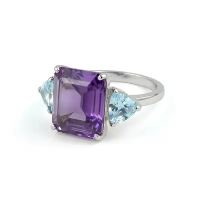 Anel Três Pedras Ametista e Topázios Azuis em Ouro Branco 18k - Foto 1