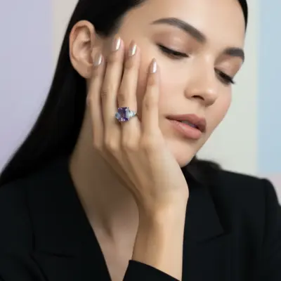 Anel Três Pedras Ametista e Topázios Azuis em Ouro Branco 18k - Aplicada