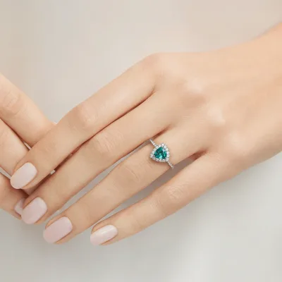 Anel Duplo Triângulo de Esmeralda em Ouro Branco 18k com Diamantes - Detalhe