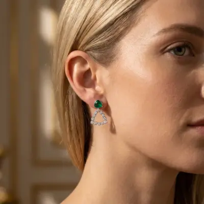 Brinco Deux Formes de Esmeralda em Ouro Branco 18k com Diamantes - Aplicada