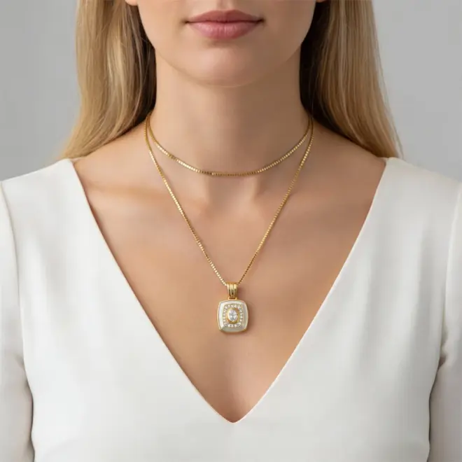 Colar Icon Quadra em Ouro Amarelo 18k com Diamantes e Madre Pérola - Detalhe