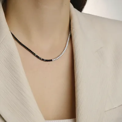 Colar Riviera Equilíbrio Noir em Ouro Branco 18k com Diamantes Brancos e Negros - Detalhe