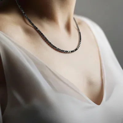 Colar Riviera Noir em Ouro Branco 18k com Diamantes Negros - Detalhe