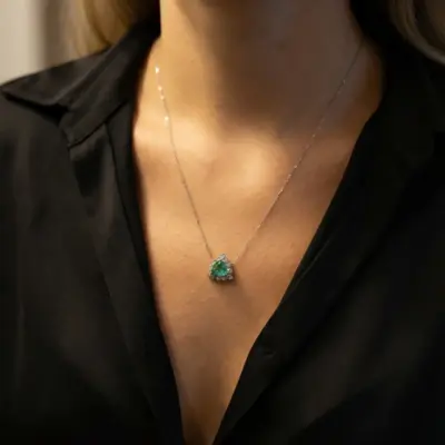 Colar Triângulo Nobre de Esmeralda em Ouro Branco 18k com Diamantes - Foto 1