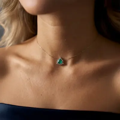 Colar Triângulo Nobre de Esmeralda em Ouro Branco 18k com Diamantes - Aplicada