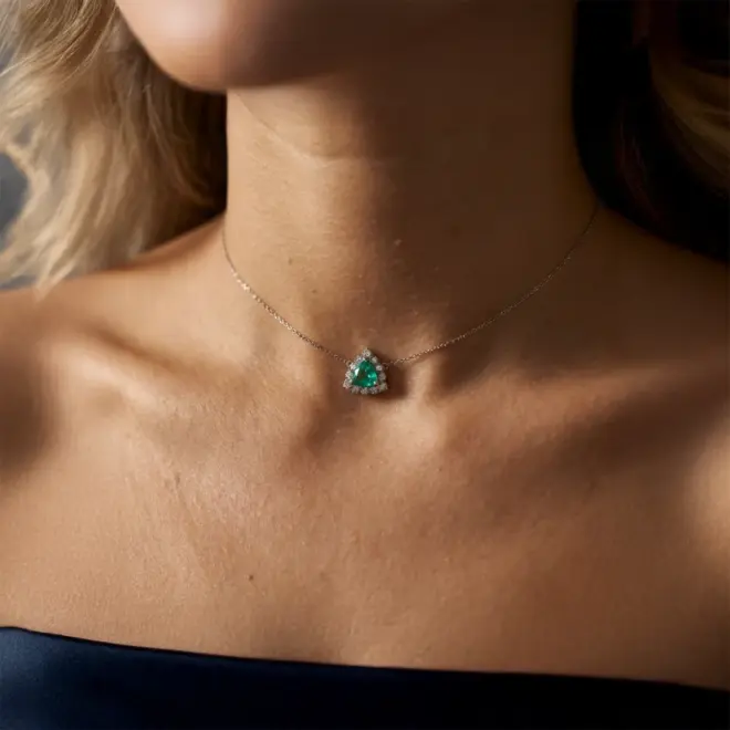 Colar Triângulo Nobre de Esmeralda em Ouro Branco 18k com Diamantes - Detalhe