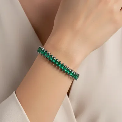 Anel Navete Folhas de Esmeraldas em Ouro Branco 18k - Detalhe